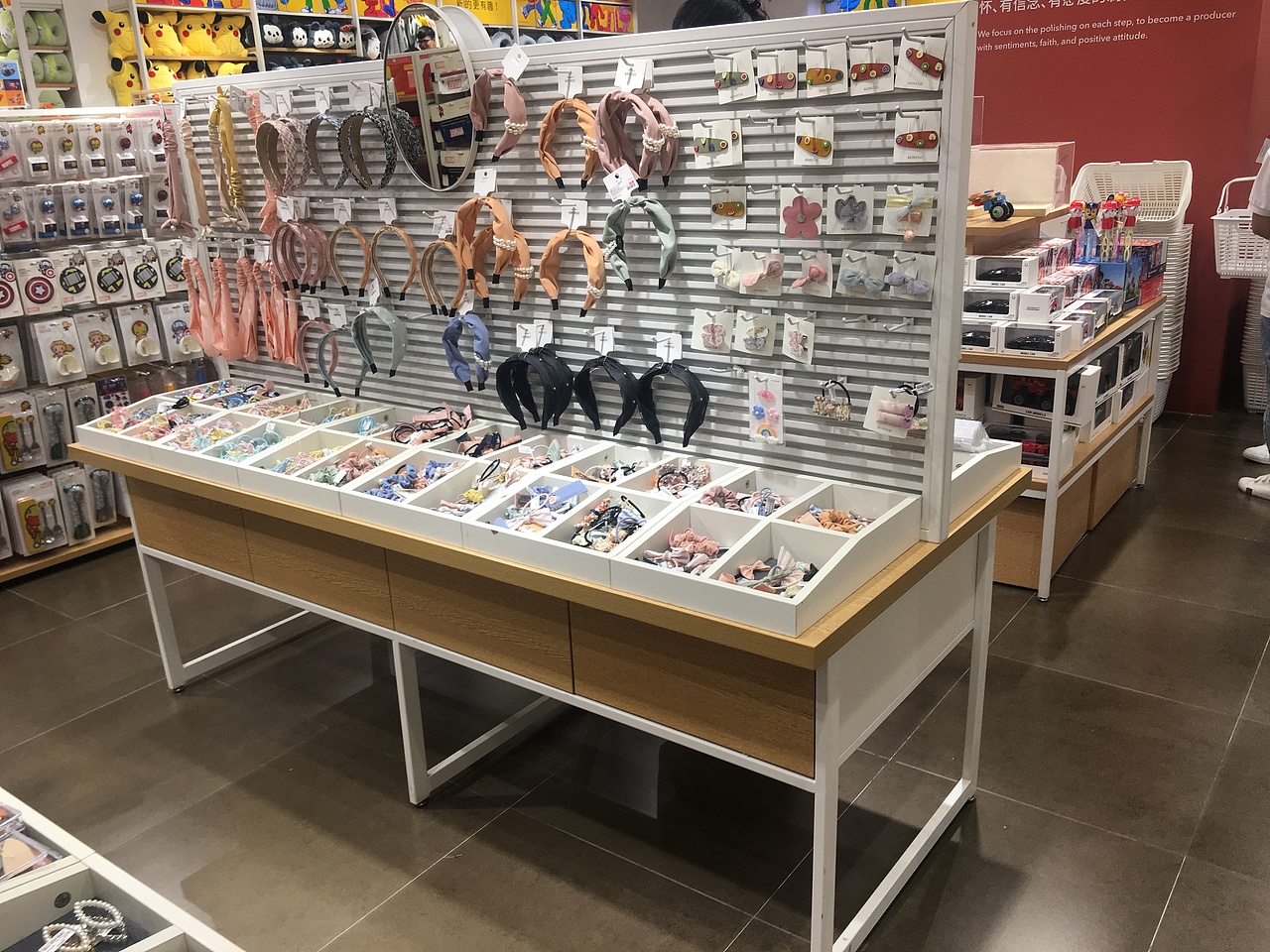 要想百货店饰品店精品店生意好选择名创优品货架