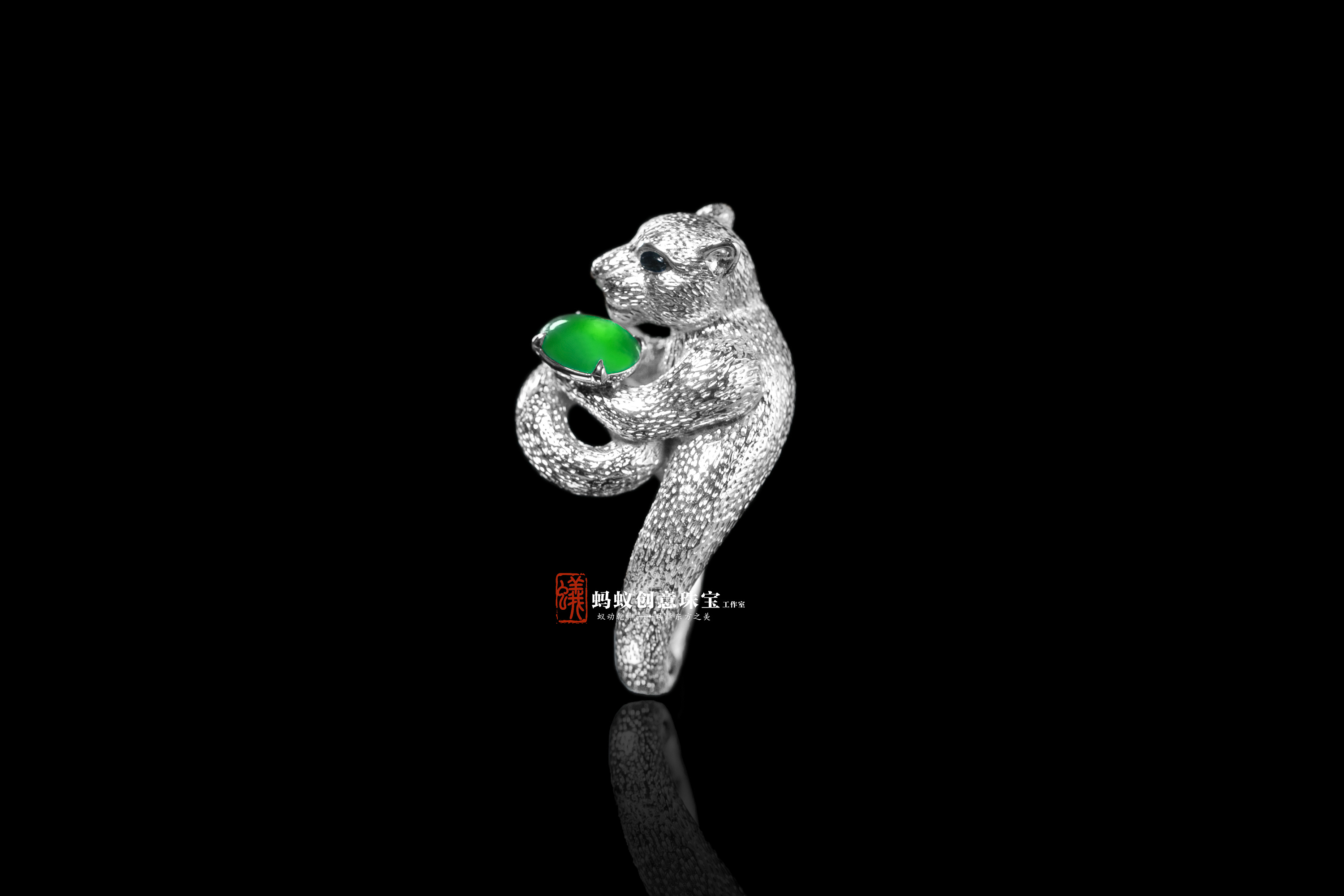 蚂蚁珠宝·原创设计| 雪豹戒指 | 18k金镶嵌翡翠蛋面