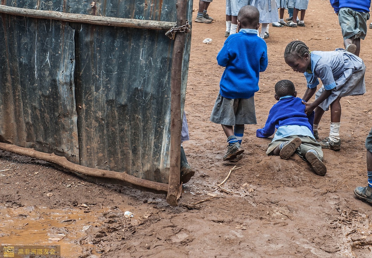 马萨雷贫民窟中北京小学的课间生活(28张组图)