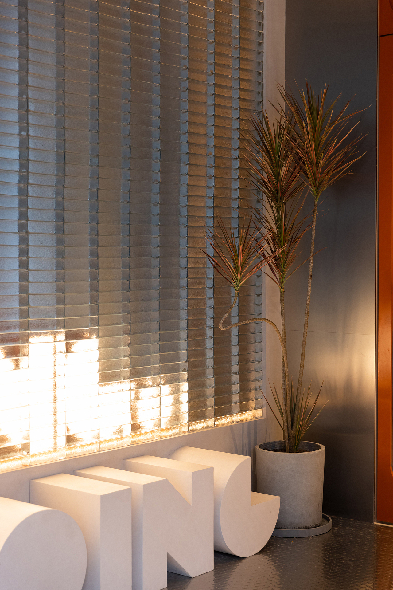 140㎡的空间,我们砌了5堵墙,只有18个客座。
有墙、有间隔,但开放;有限、有制约,却自由。