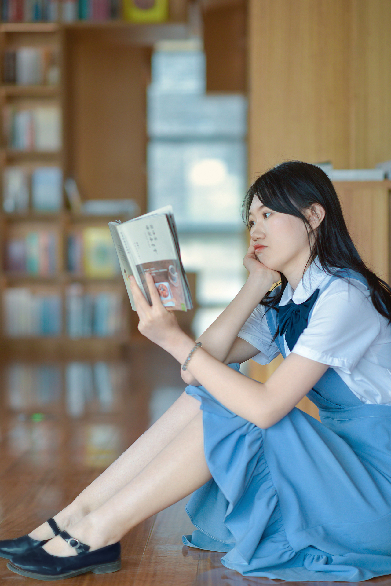 把脸一直向着阳光 这样就不会见到阴影