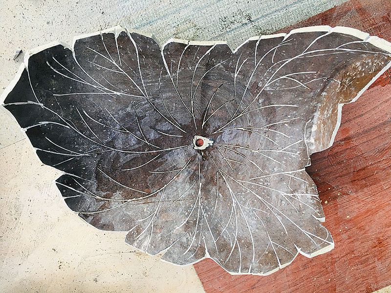 用酒坛制做荷花与荷叶