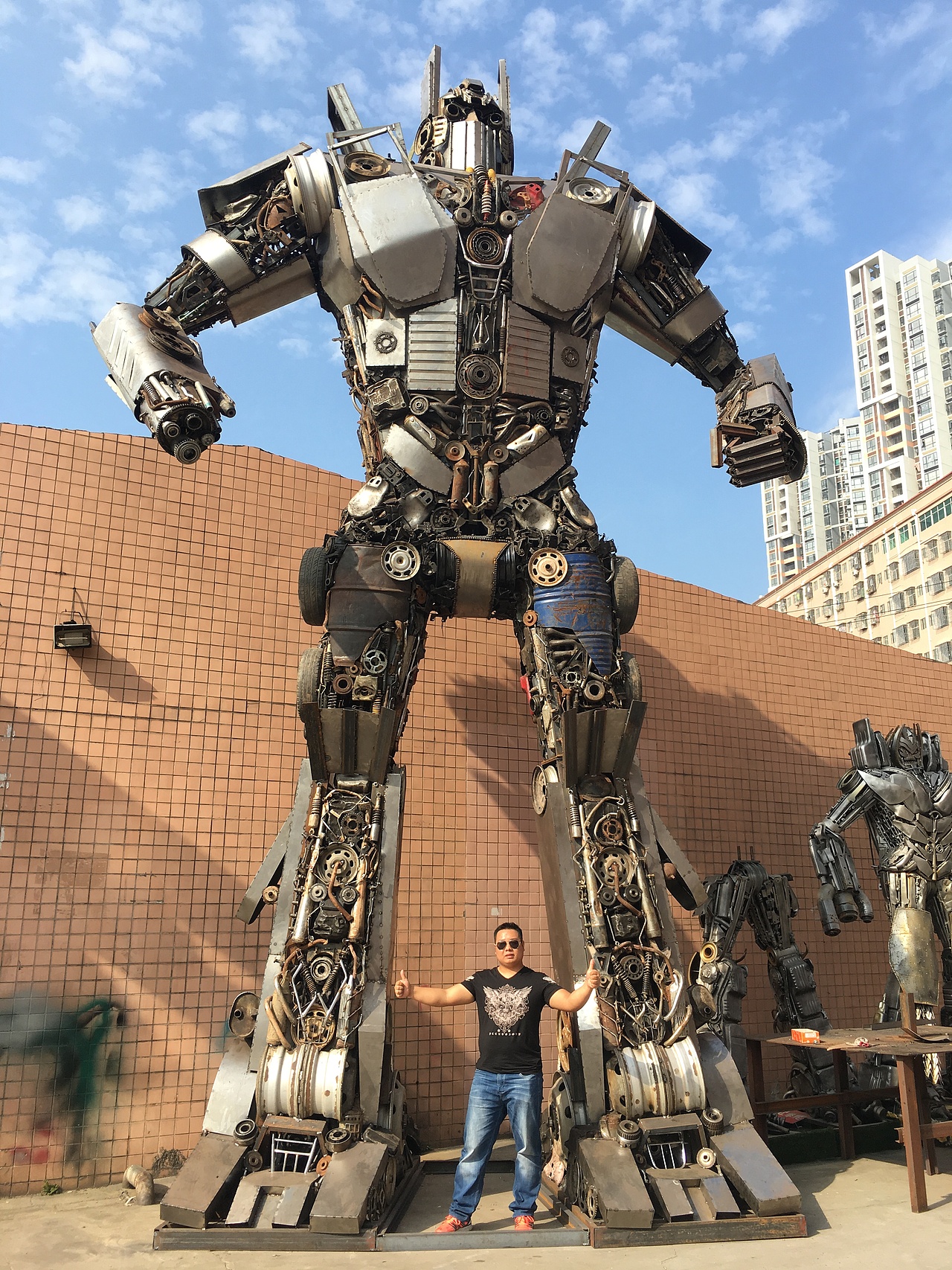 废旧汽车配件，废旧摩托车配件焊接成的变4版擎天柱-变2版擎天柱