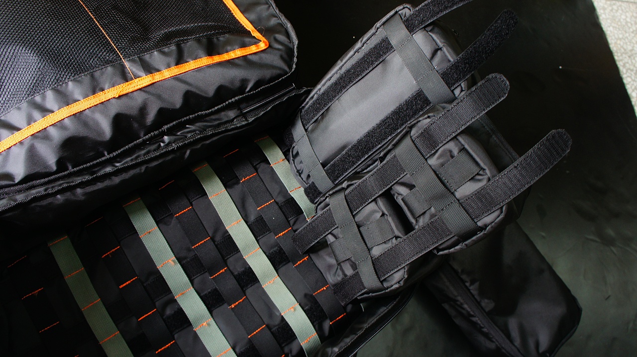 算好了不同型号模块包的间隔,横竖都可以悬挂在背包主仓。