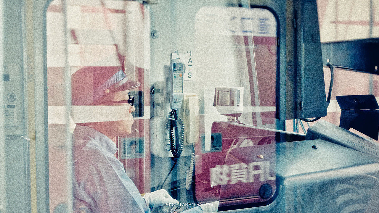 曾无比羡慕开电车的人,
可以走很远路的见很多的人听很多故事。<br>但后来发现,<br>不是所有的路所有的人所有的故事都快乐。<br>