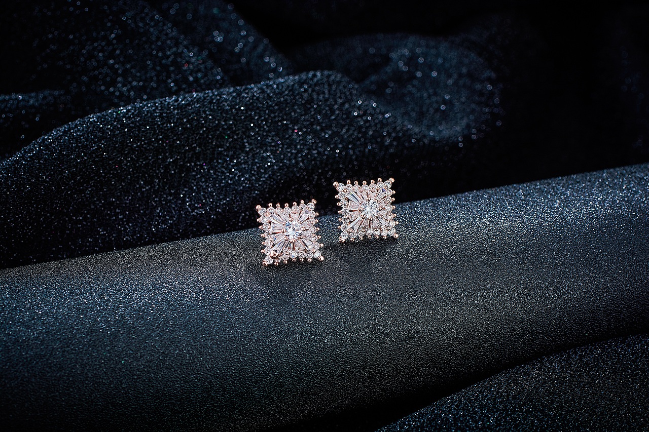 饰品耳环黑背景