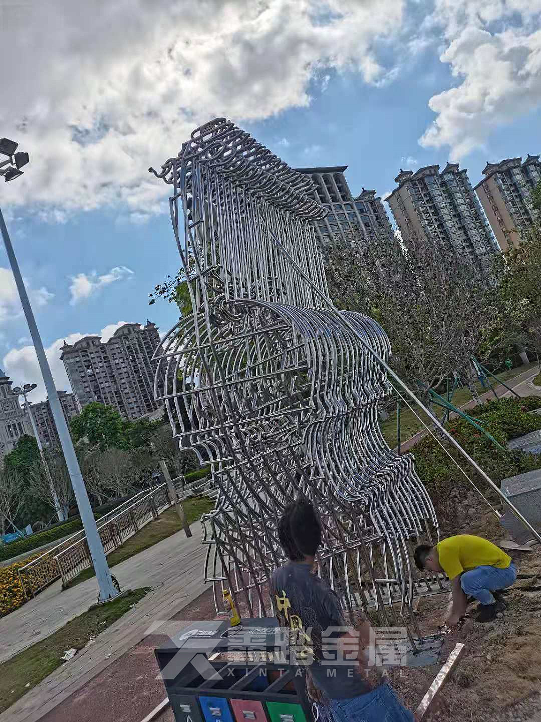 定做不锈钢圆管弯弧人物雕塑 不锈钢圆管焊接造型摆件