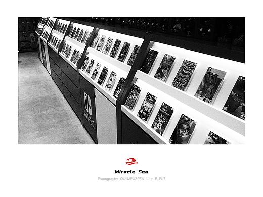 【 Miracle Sea 】逛Switch店买游戏 #黑白照片