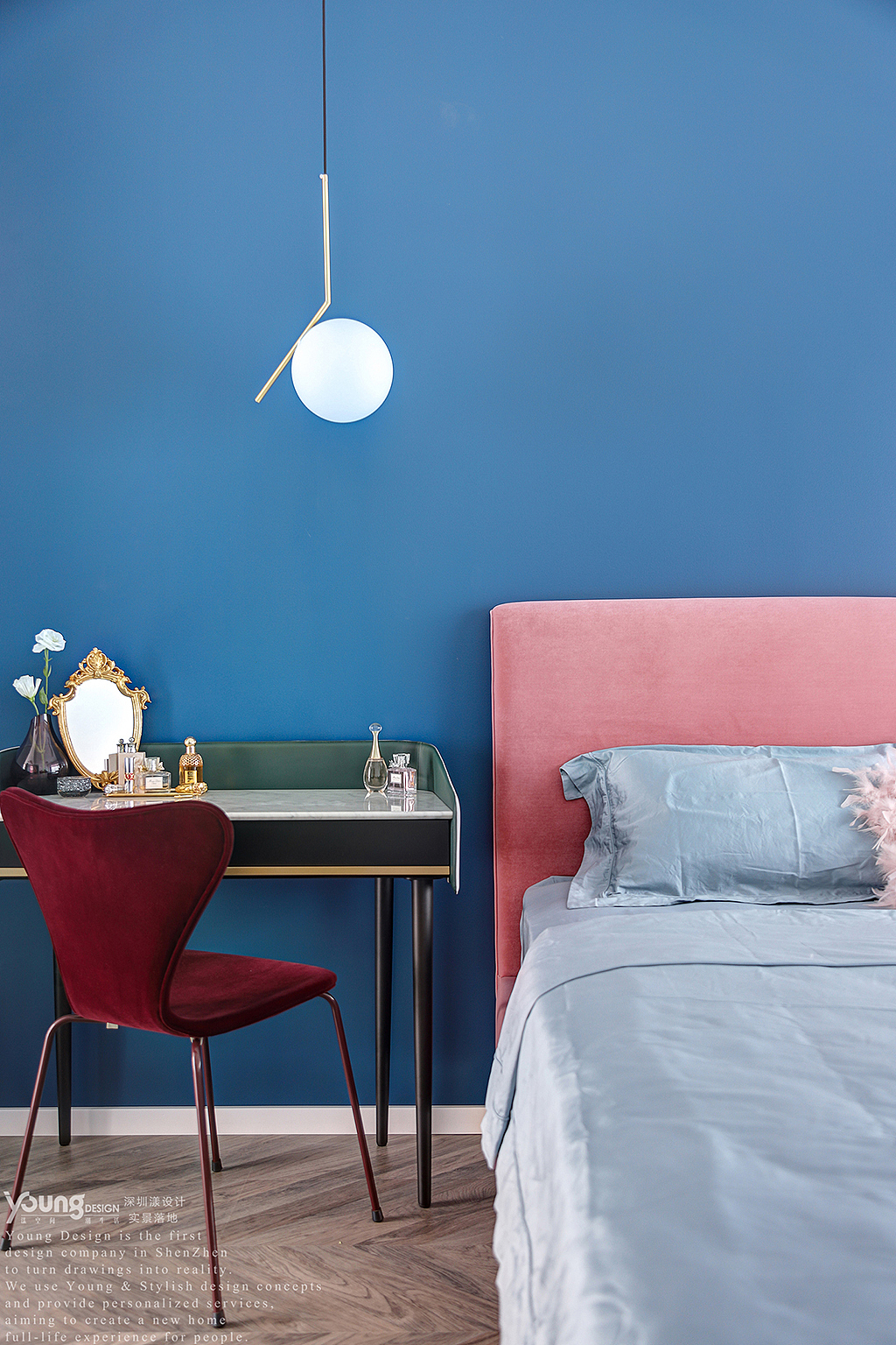 当低饱和度的烟粉色遇上浓烈明亮的蓝色,对比鲜明却又和谐融洽,展现出