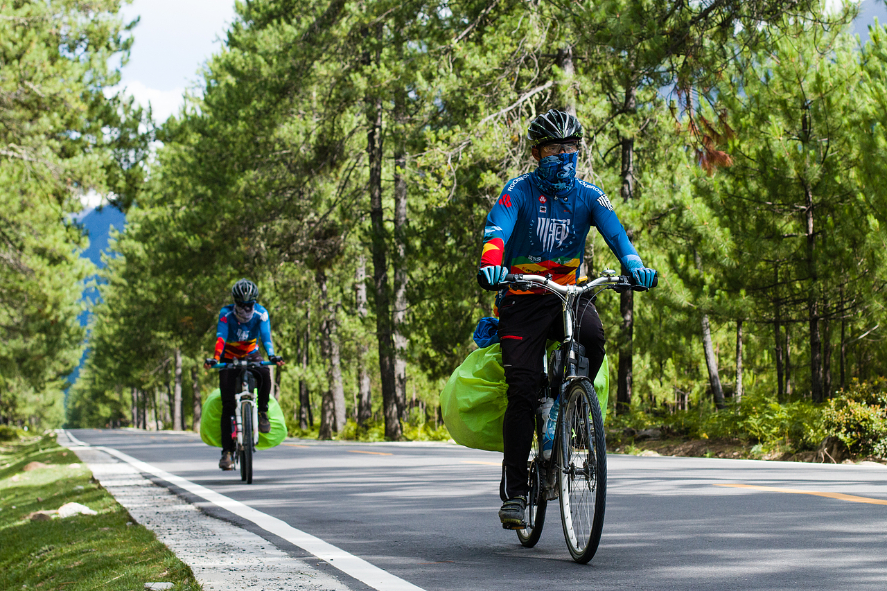 洛克兄弟川藏G318毕业骑行西藏元素羊湖玛尼珠峰大本营