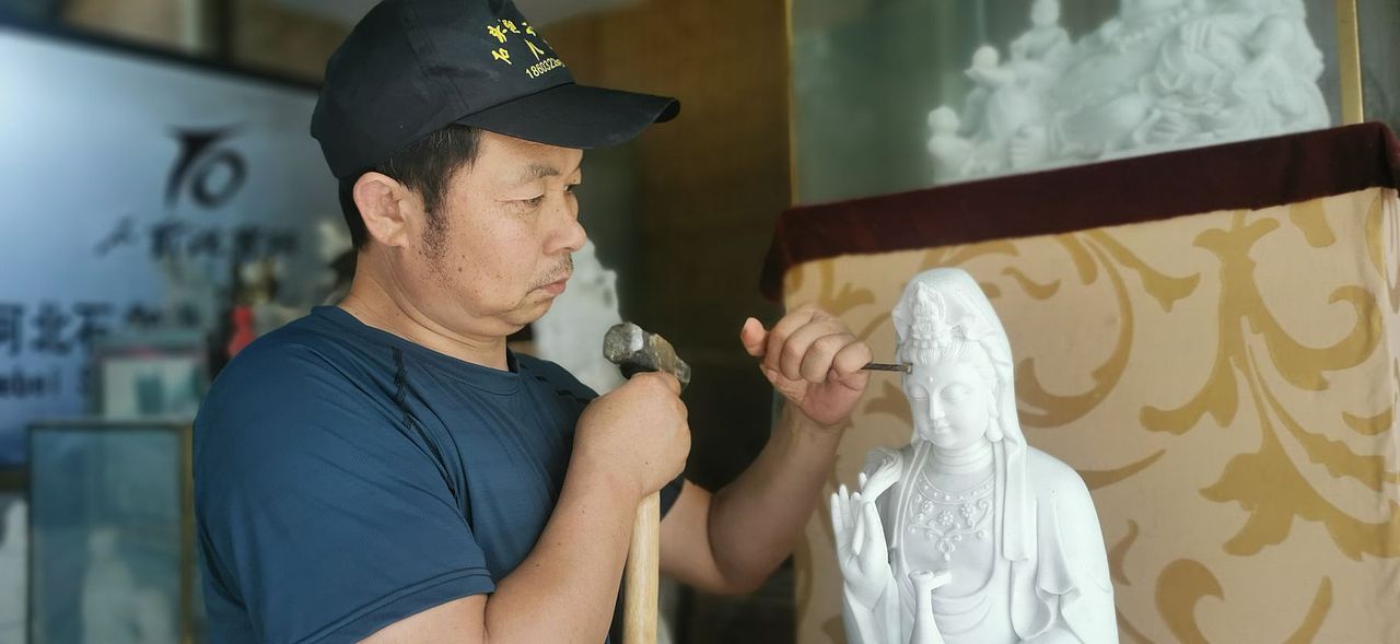 雕塑家赵玉昌石雕作品于谦雕像