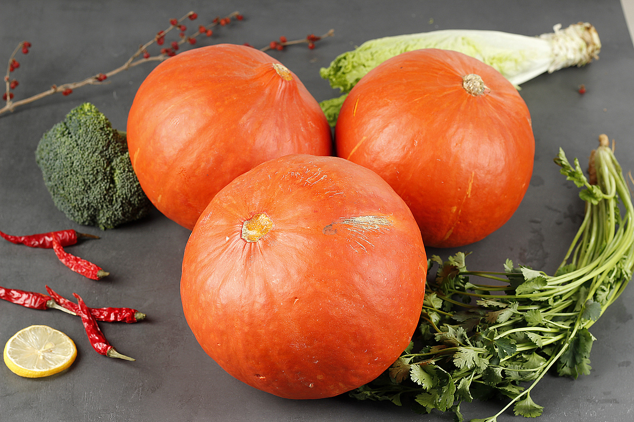 新鲜的红色南瓜蔬菜图-欧莱凯设计网