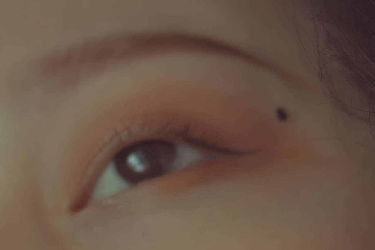 淡黄的长裙 蓬松的头发