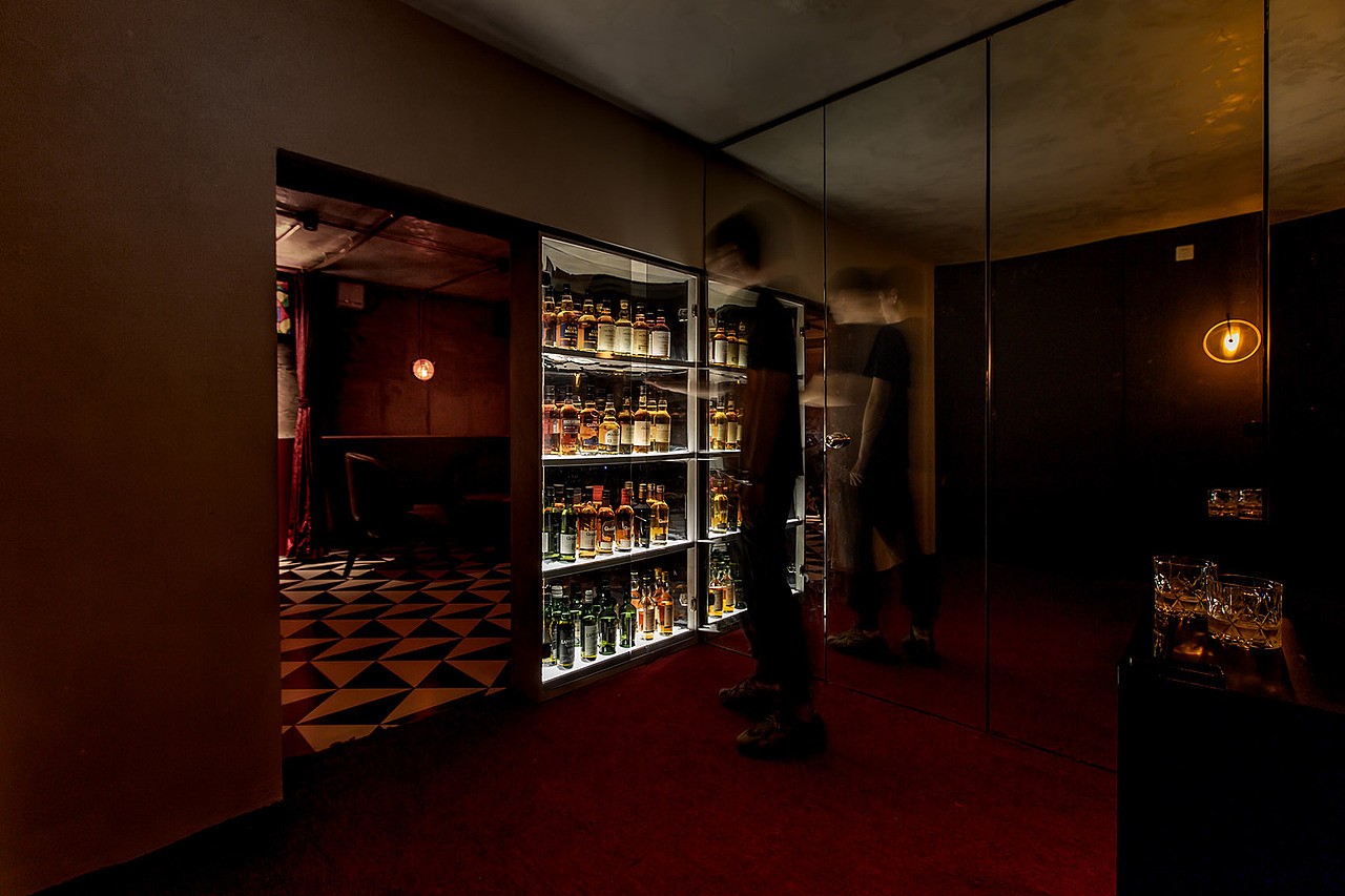WHISPER-BAR