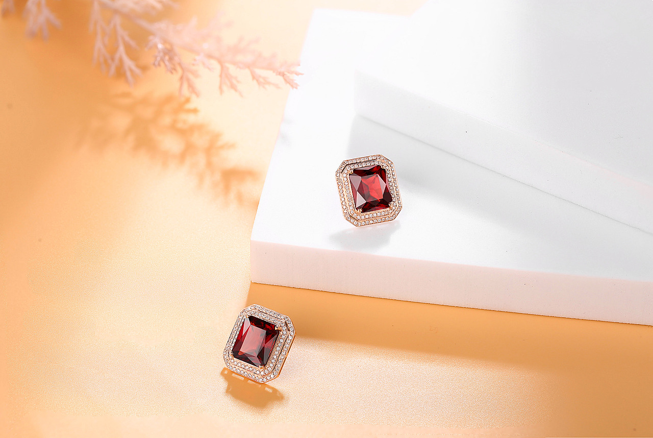 18K金红宝石耳钉（图ZMjE3MDEzNDM2） - 产品摄影 - 站酷设计师随影舞动原创素材 - 站酷ZCOOL