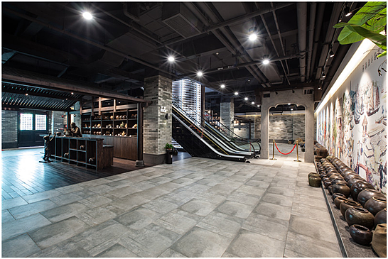 酱油参与日常生活的入口是酱油铺，前文所说的“打酱油”即是体现。博物馆对酱油文化的讲述也以往日生活即景作为开端，酱油铺、打酱油、油罐、案几，通过还原生活情景，用前店后厂的复古布置循序渐进的将人们带入昨日酱园……
博物馆整个一层的陈设疏密有致，通过空间中每一细小环节，徐徐再现南派酱园的活动场景。<br>