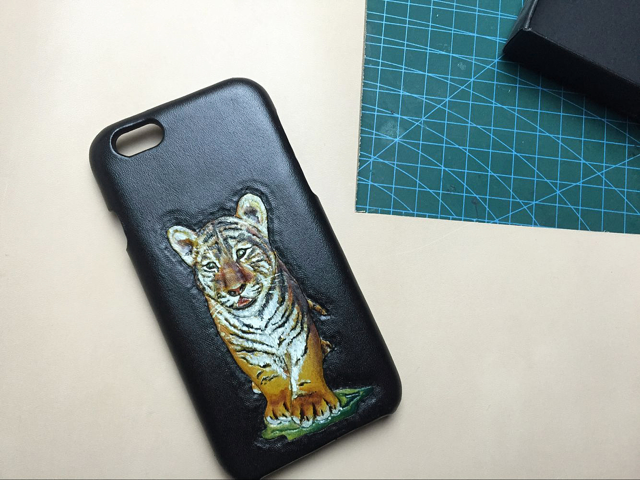 小小虎纯手工手机壳 皮雕（图ZOTQ2NTQ1Njg=） - 工艺品设计 - 站酷设计师忠于无极原创素材 - 站酷ZCOOL