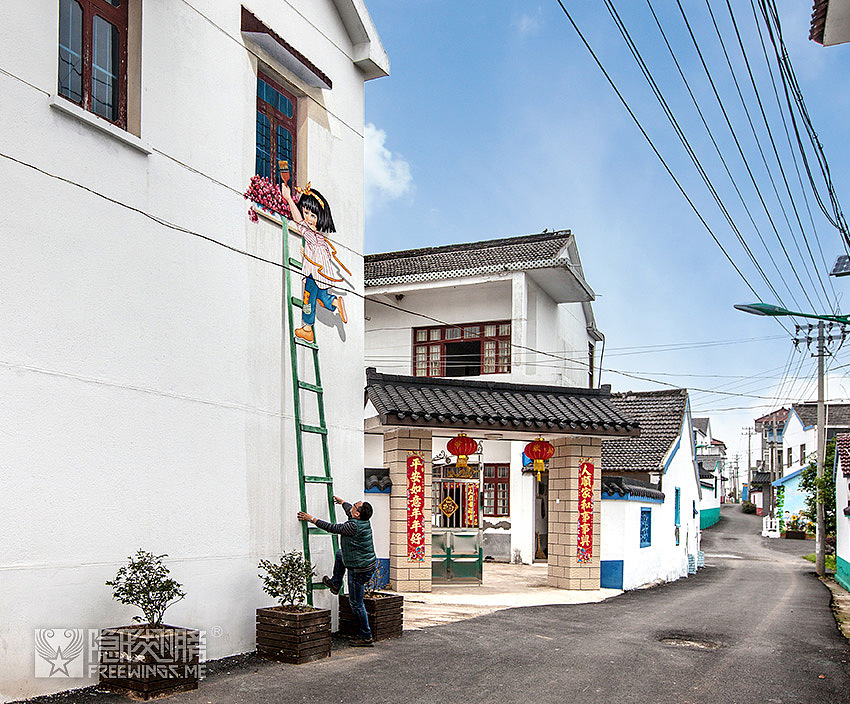 ▲ 这谁家的孩子这么淘气,爬那么高!