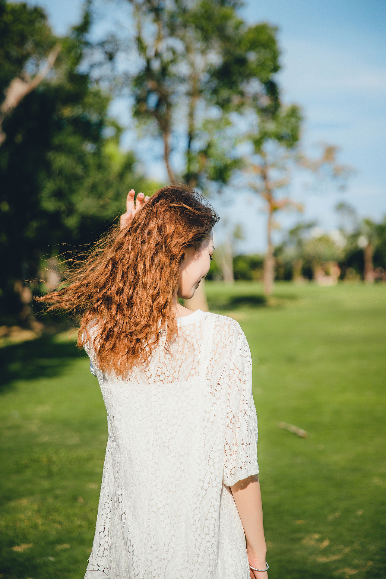 人像摄影:游乐场少女,阳光,草地,摩天轮,旋转木马