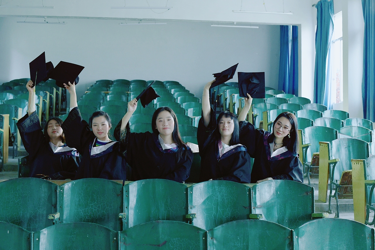 行色匆匆,韶华易逝。