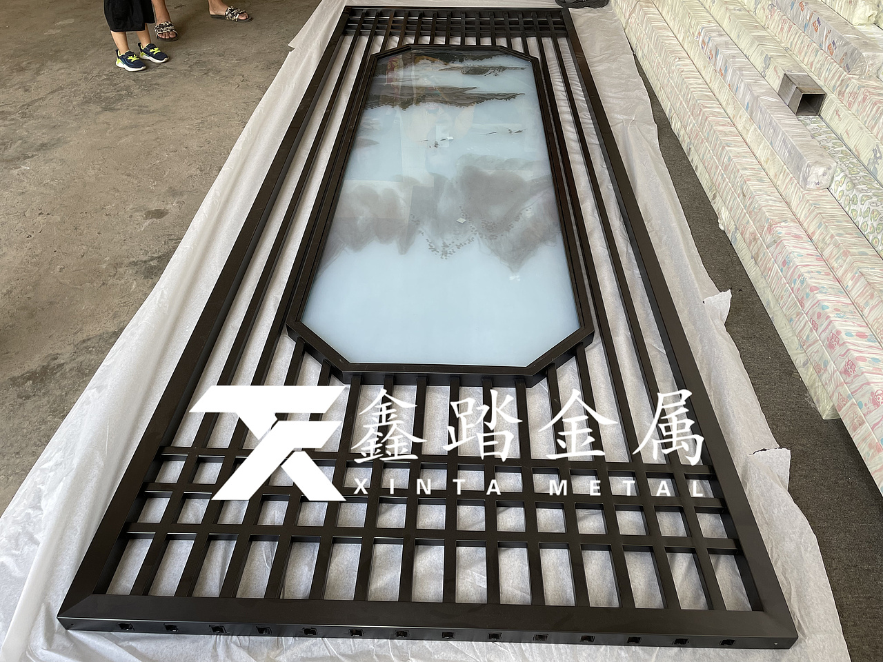 不锈钢山水夹绢玻璃屏风隔断、半透艺术山水画玻璃景墙