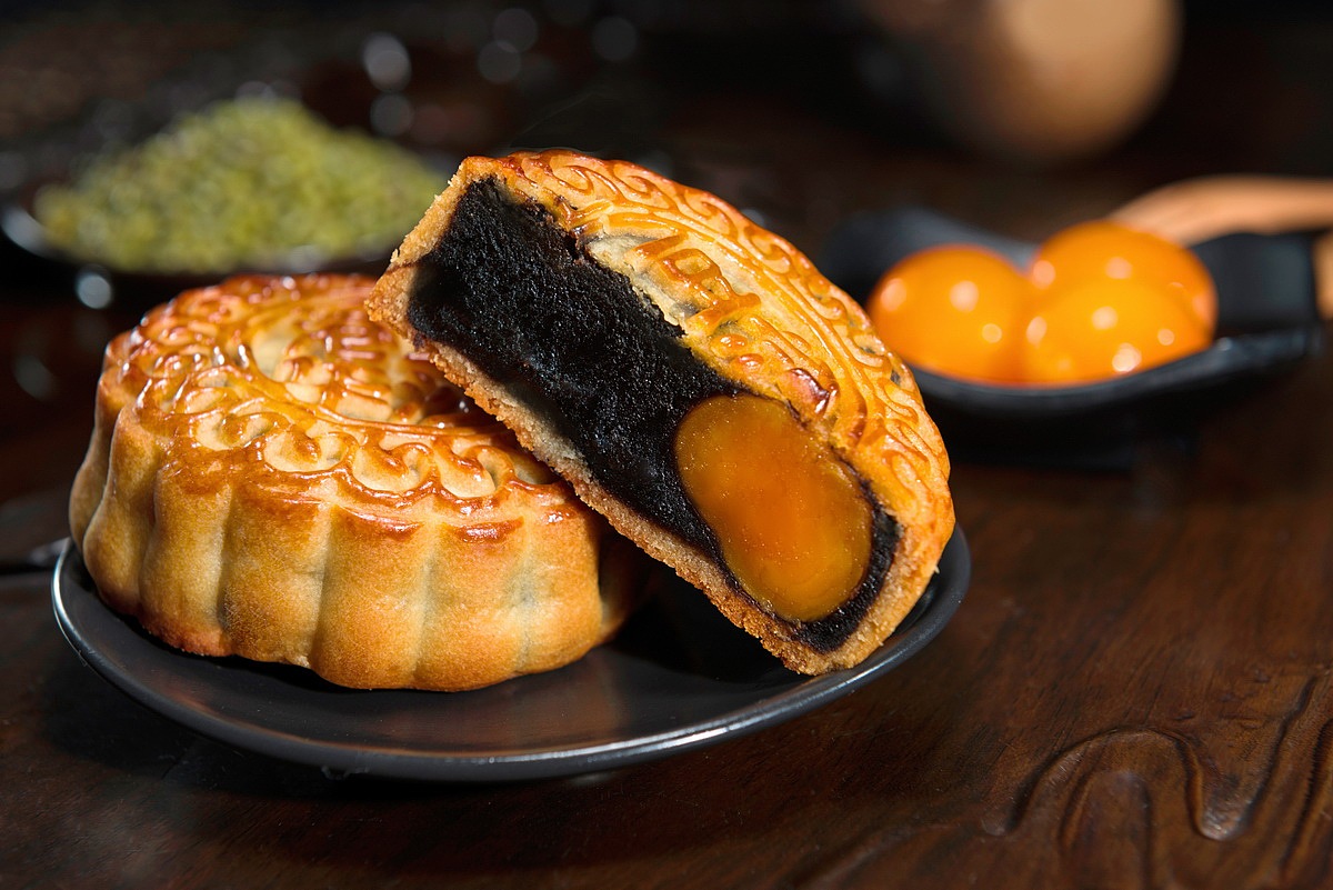 月饼豆沙蛋黄月饼拍摄