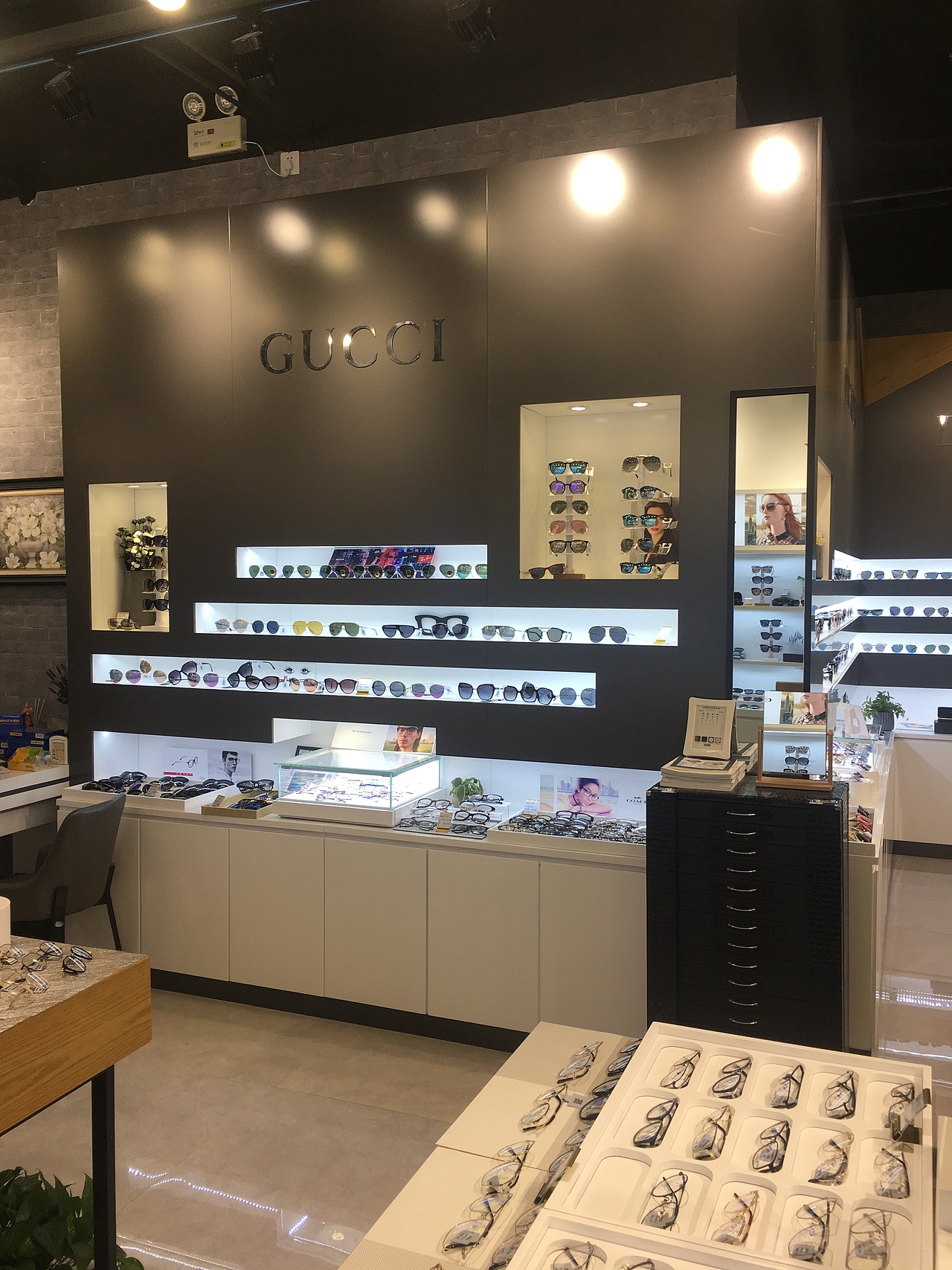 眼鏡店裝修/慕梓眼鏡店裝修設(shè)計(jì)/時(shí)尚商場(chǎng)店/眼鏡陳列（圖ZMjMzMTgzNzg4） - 展陳設(shè)計(jì) - 站酷設(shè)計(jì)師sxipeng原創(chuàng)素材 - 站酷ZCOOL