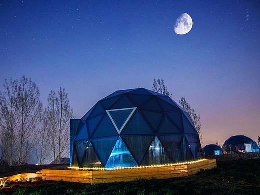 玻璃球形星空帐篷_河南新密市红石林景区星空营地案例