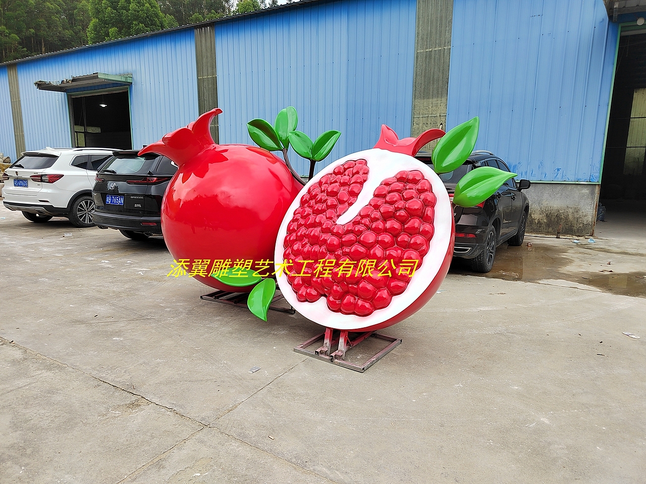 民族团结元素传播者玻璃钢石榴籽组合雕塑在西藏热舞