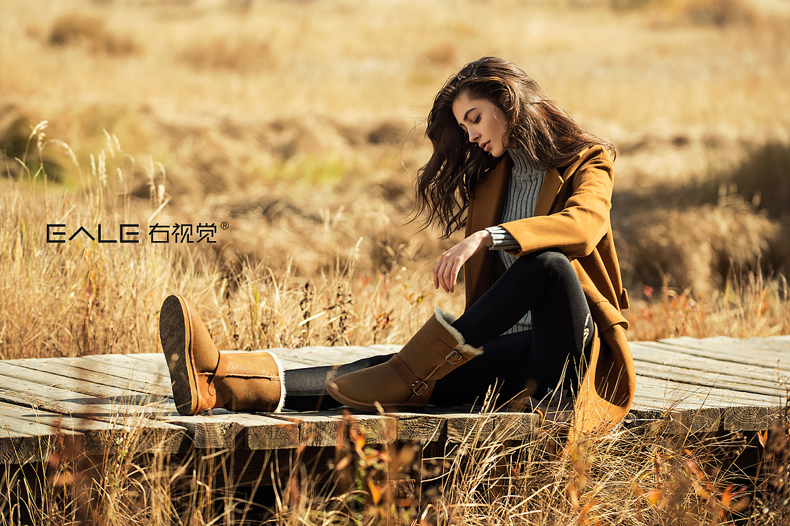 乌拉布统 雪地靴广告