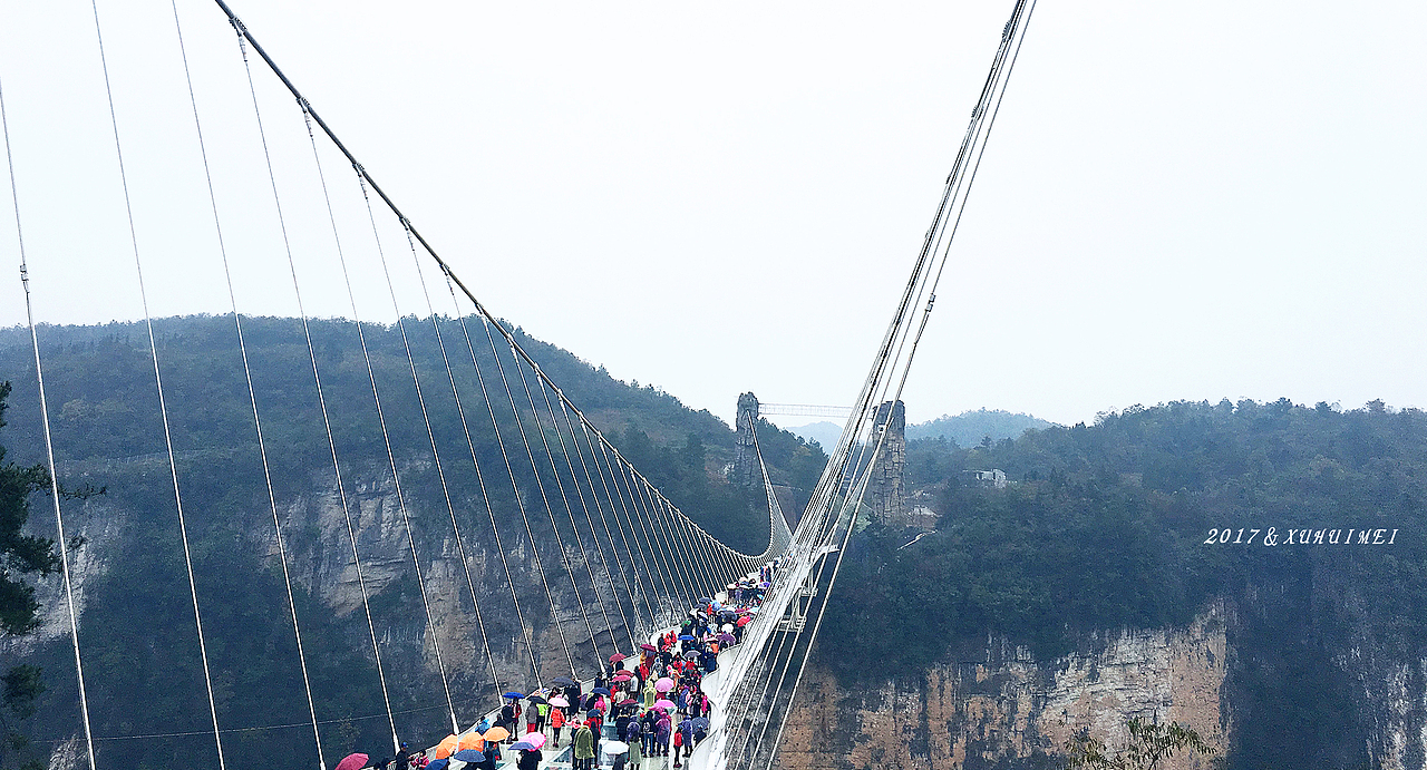 大峡谷玻璃桥,人很多很多。"等候2小时装逼2分钟!"形容最合适不过。哈哈哈。