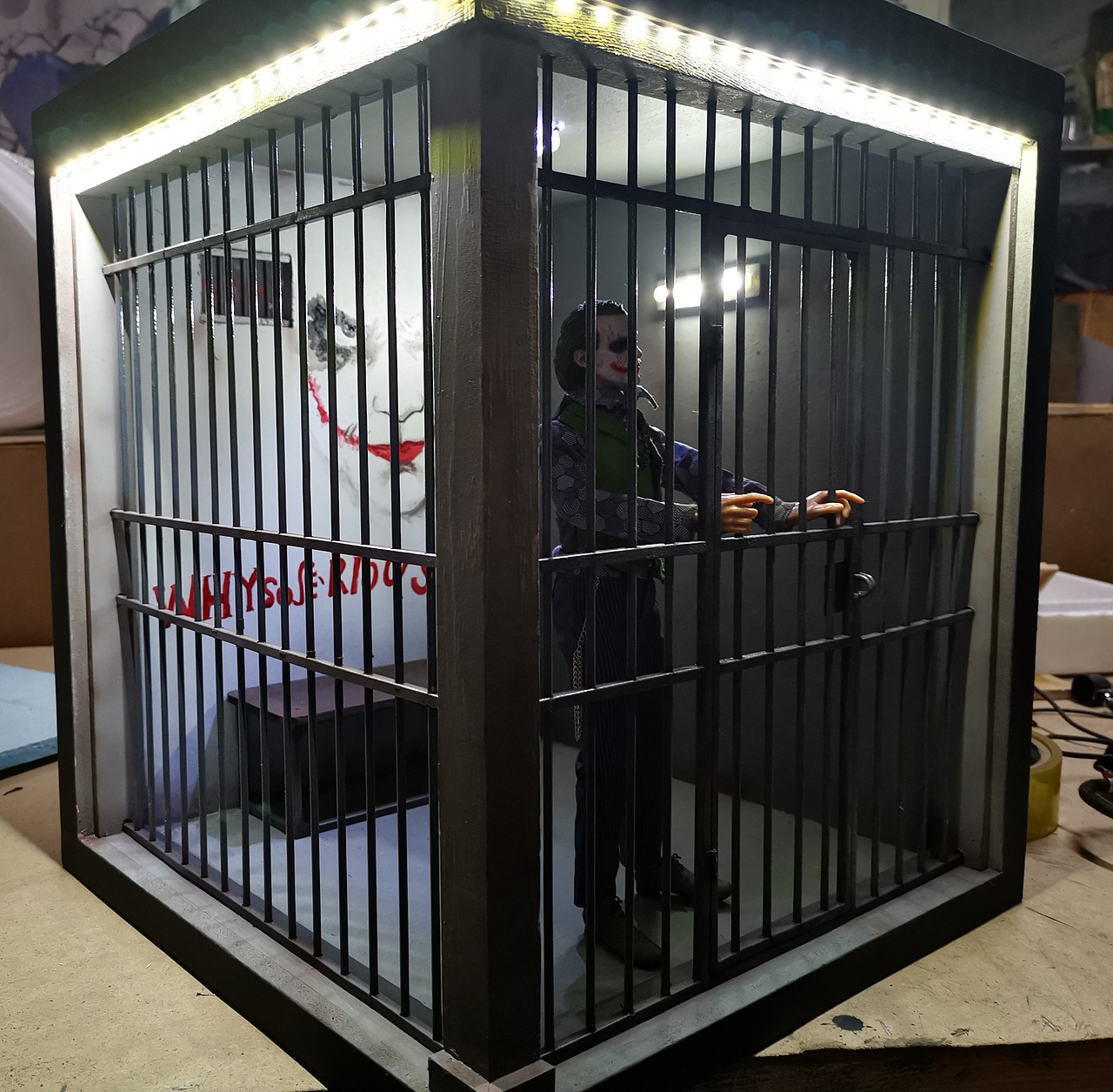 小丑牢笼监狱场景