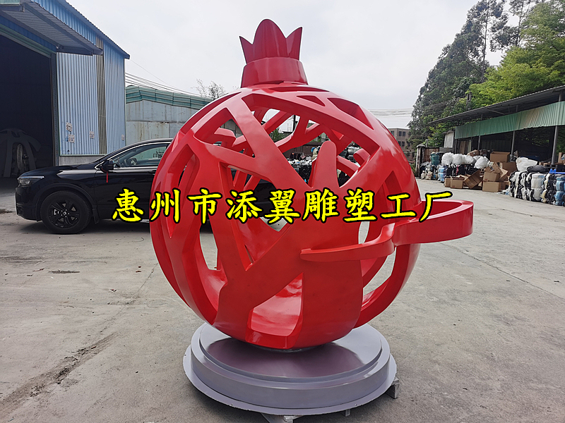 尤其引人注目的是那盛开的玻璃钢石榴雕塑有醉了的感觉