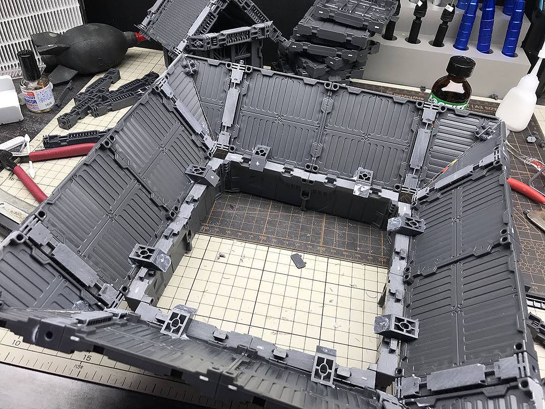 再下一层的屋檐难度就剧增了,大量的零件还需要请太太和好友一起帮忙才完成了打磨,做了很多角度辅助的结构,场景模块的切割也做了好几次才弄出了需要的角度