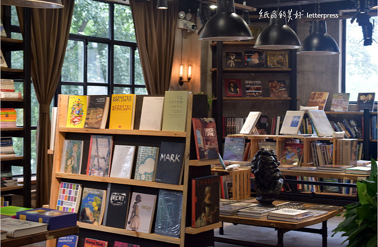 梦想照进现实,当自己的第一家实体店开在自己设计的书店里。@纸品的美好凸版社 letterpress