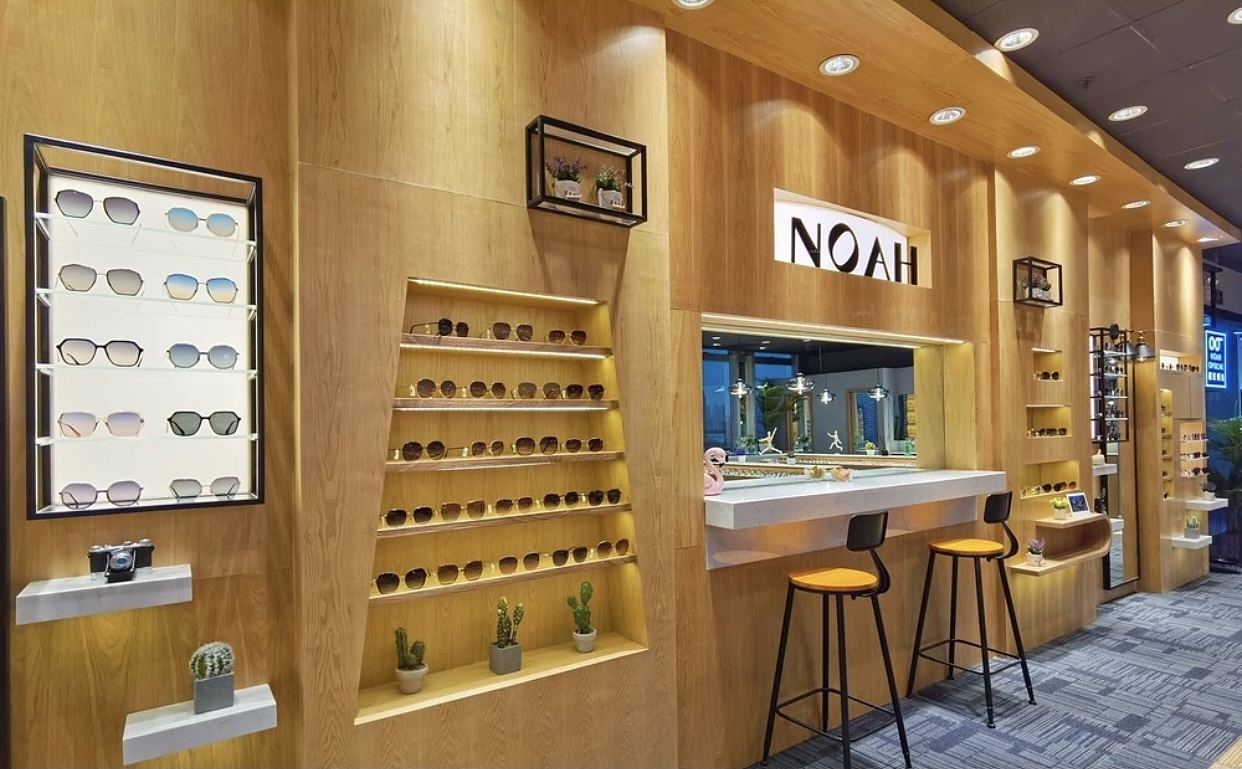 原木色眼镜店展柜设计 商业空间展览展示