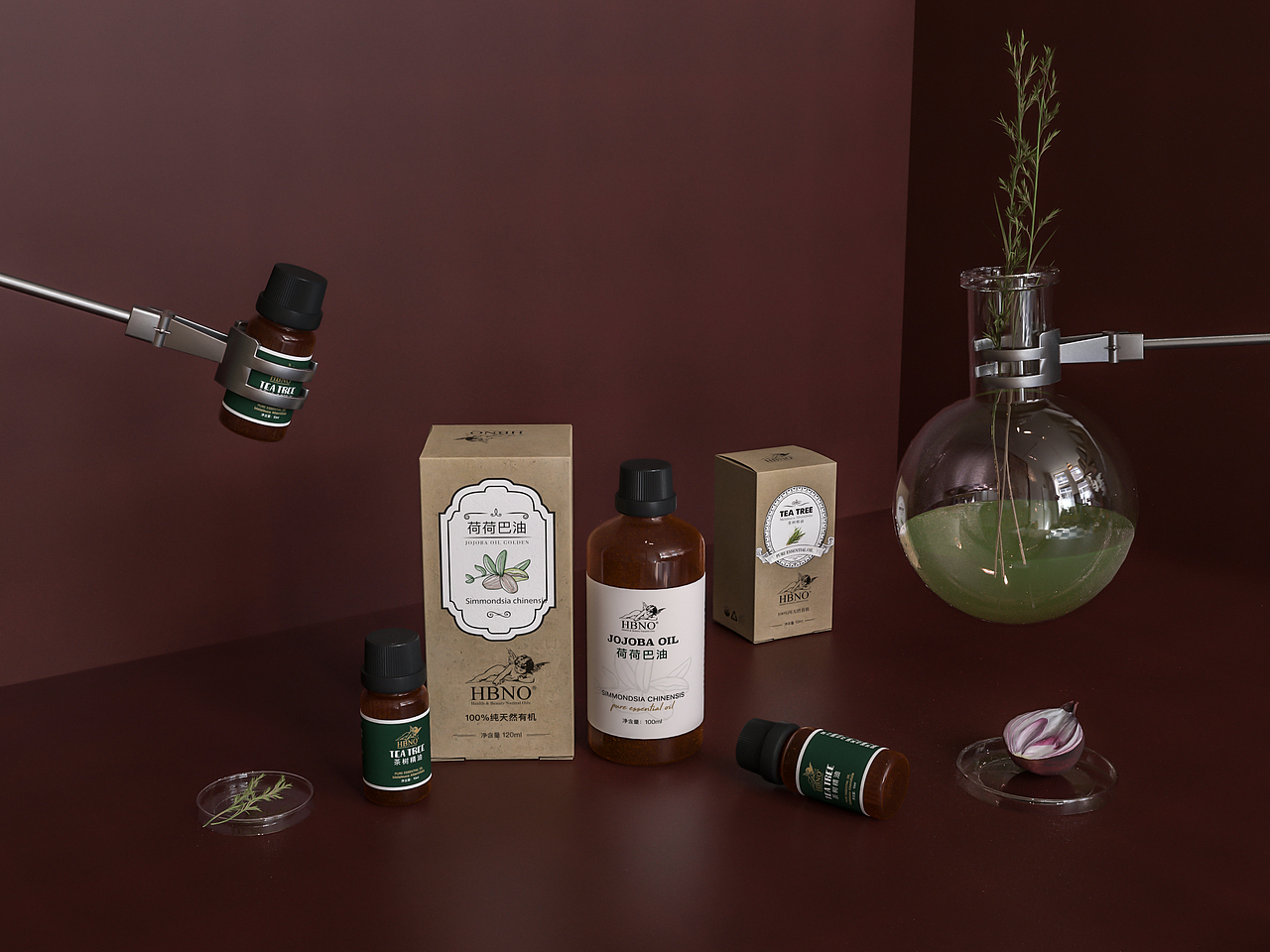 礼之用 “盒”为贵
<br>设计重点考虑品牌系列包装的整体性,凸显欧式复古情调,通过主画面上的欧式标贴与牛皮纸材质相结合,传递出品牌产品的悠久文化。给人以强力的视觉代入感,仿佛那一刻什么烦恼都抛诸脑后,留下的就是岁月静好,时光无痕。