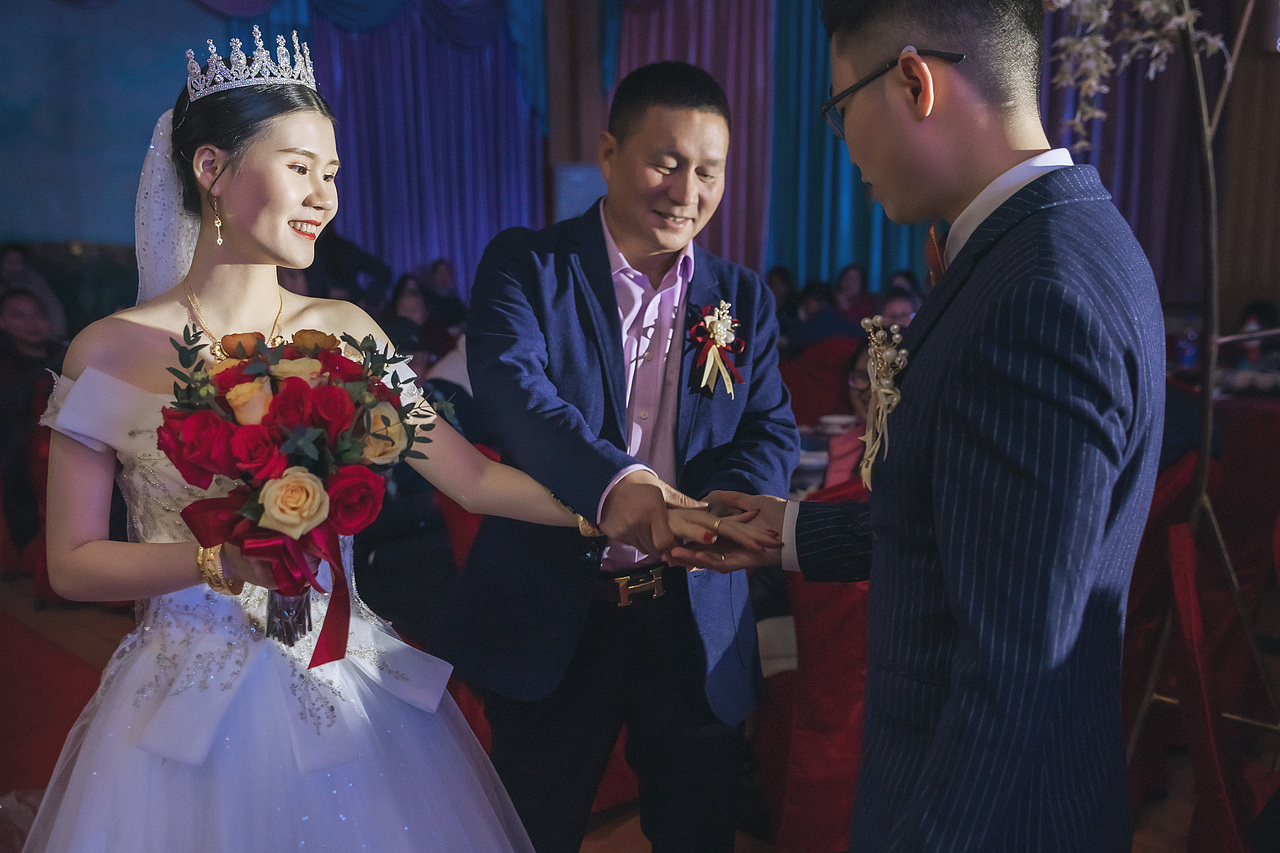 新娘嫁人把新娘交托给新郎