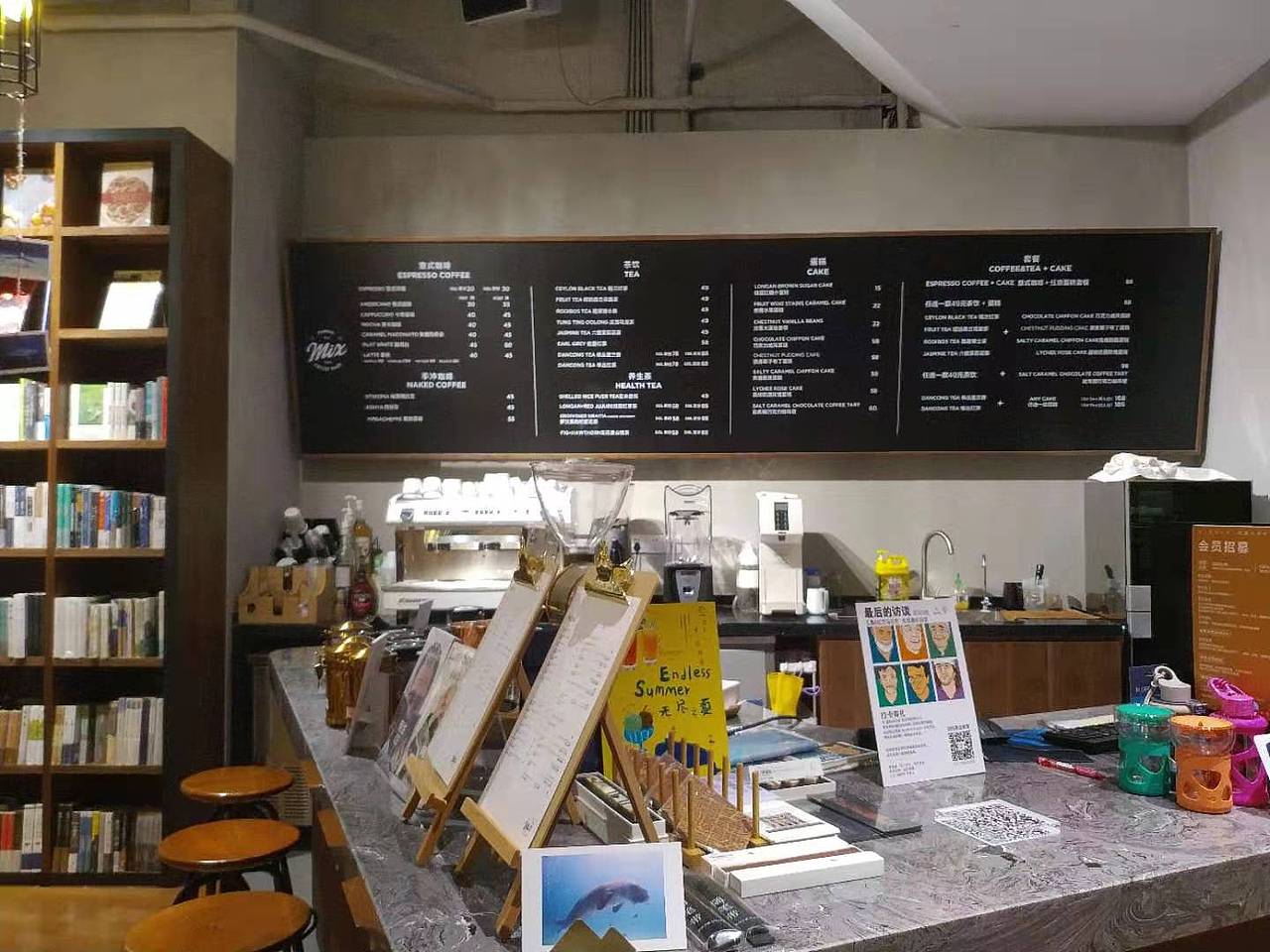 这是更新前的黑板菜单,字体分级不明显,品项多,价格不突出等问题