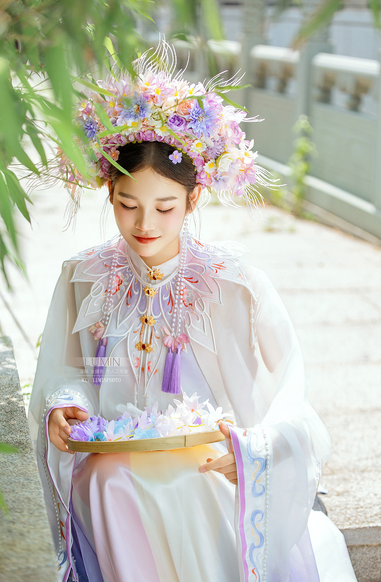 簪花,如诗中的点缀,璀璨而生动。深圳簪花写真摄影