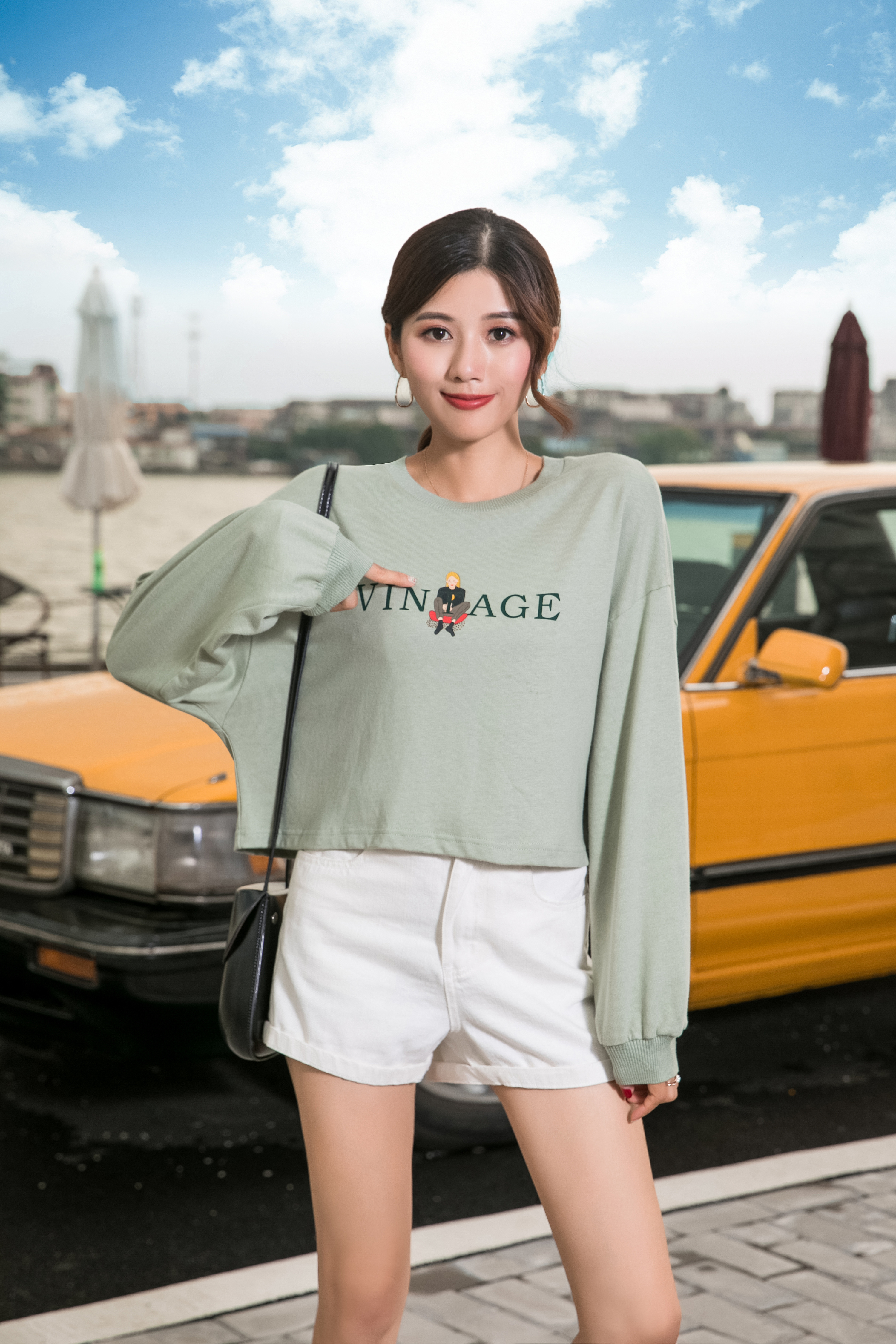 女生轻松休闲运动装户外拍摄