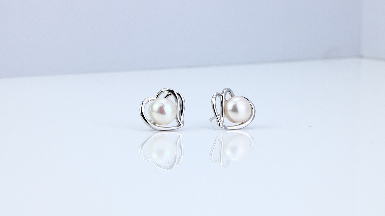 首饰爱心珍珠耳环拍摄