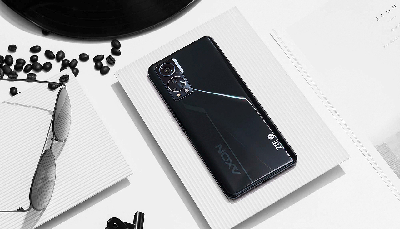 中兴 Axon 30 屏下版