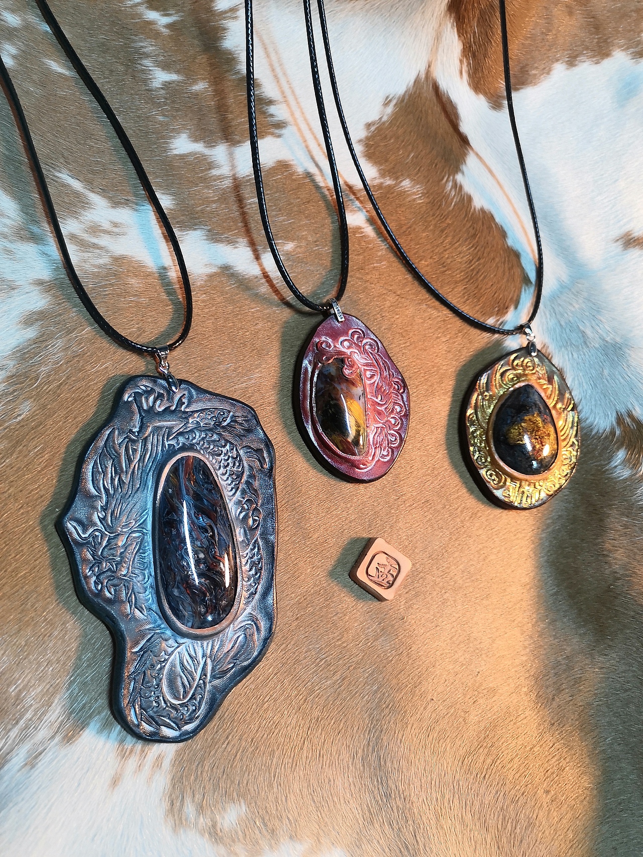 牛皮镶嵌宝石雕刻~~孟璐璐皮雕工作室出品