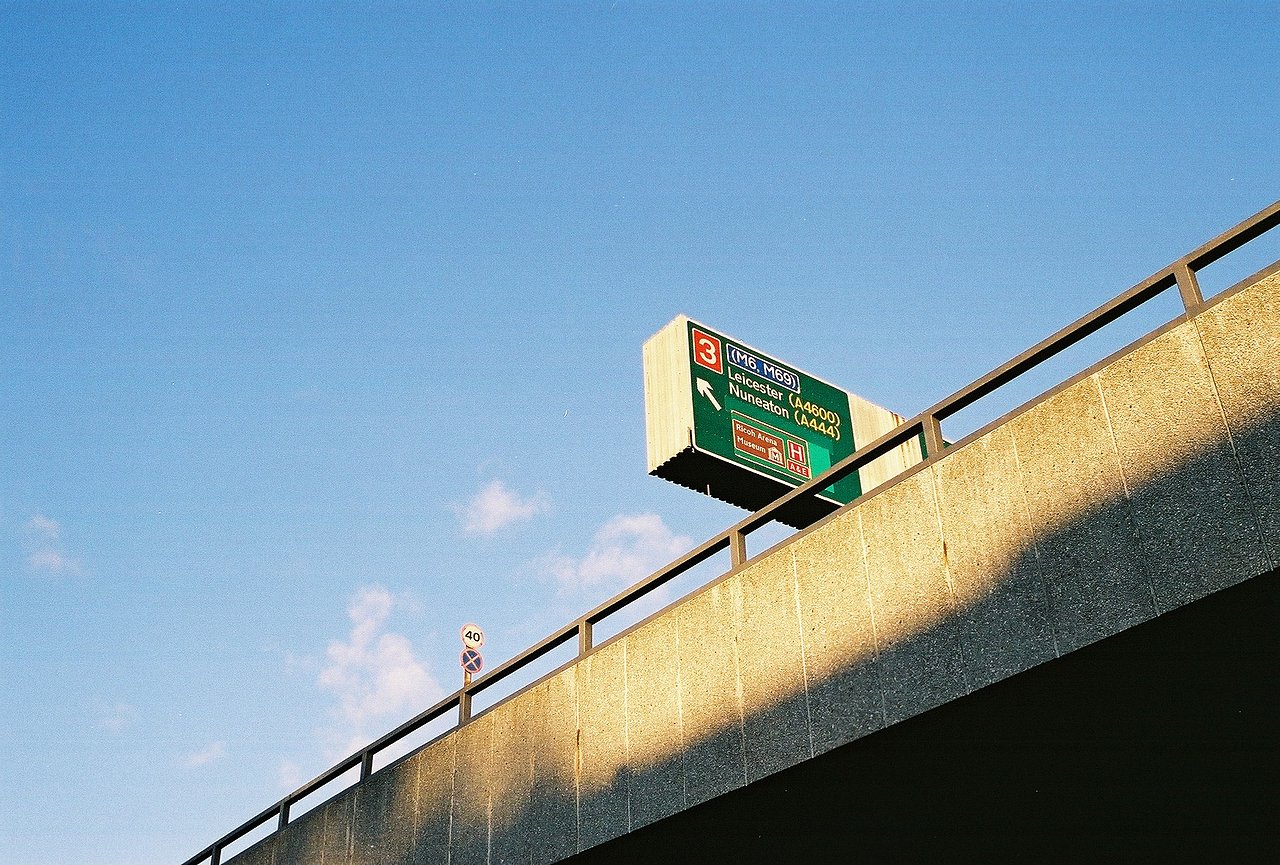 考村的高速路牌