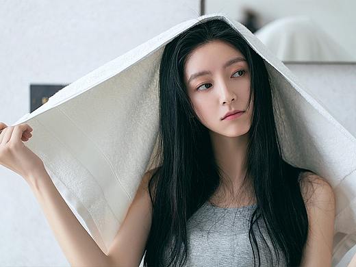 “像微风轻凑我脸颊，浪漫又自由”