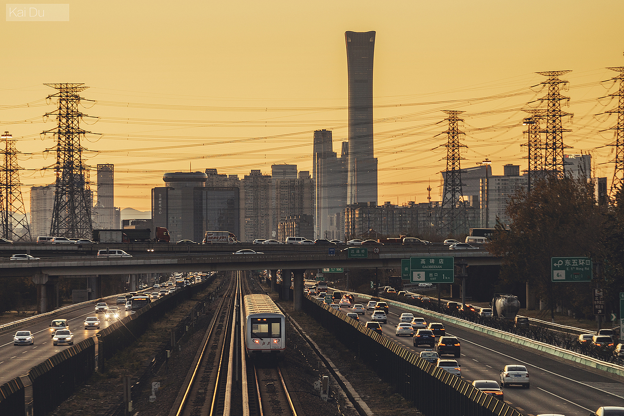夕阳下的北京地铁八通线平行于京通快速在行驶