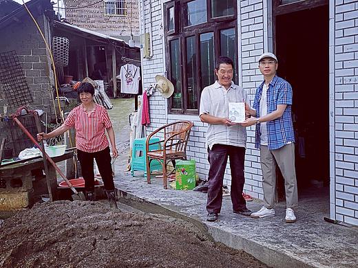 为农民朋友提升文化积极服务，杨大侠杨科到叙永农村上门赠书