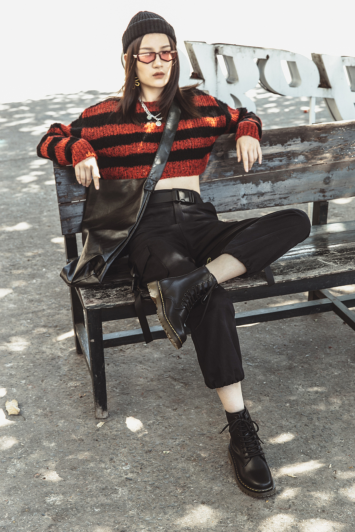 女鞋马丁靴室外模特图拍摄