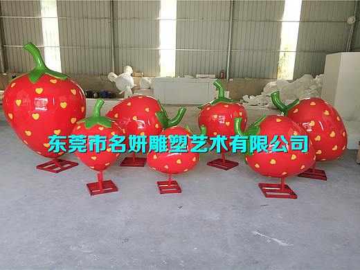 晶莹剔透玻璃钢草莓雕塑造型瞬间打造出璀璨迷人的果园
